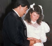 Retratos y Relatos (“Portraits and Stories) A photograph of a wedding between a man in a black tuxedo and a woman in a white wedding dress